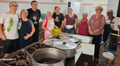 Comunidade do bairro Santana serve feijoada para famílias assistidas