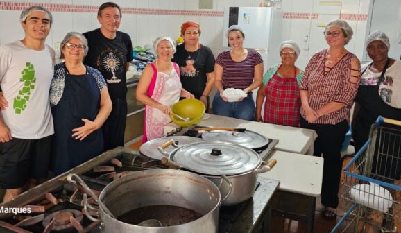 Comunidade do bairro Santana serve feijoada para famílias assistidas