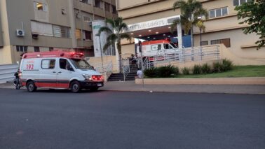 Jovem é internado com queimaduras ao atear fogo em lixo (Foto: O Diário de Barretos)