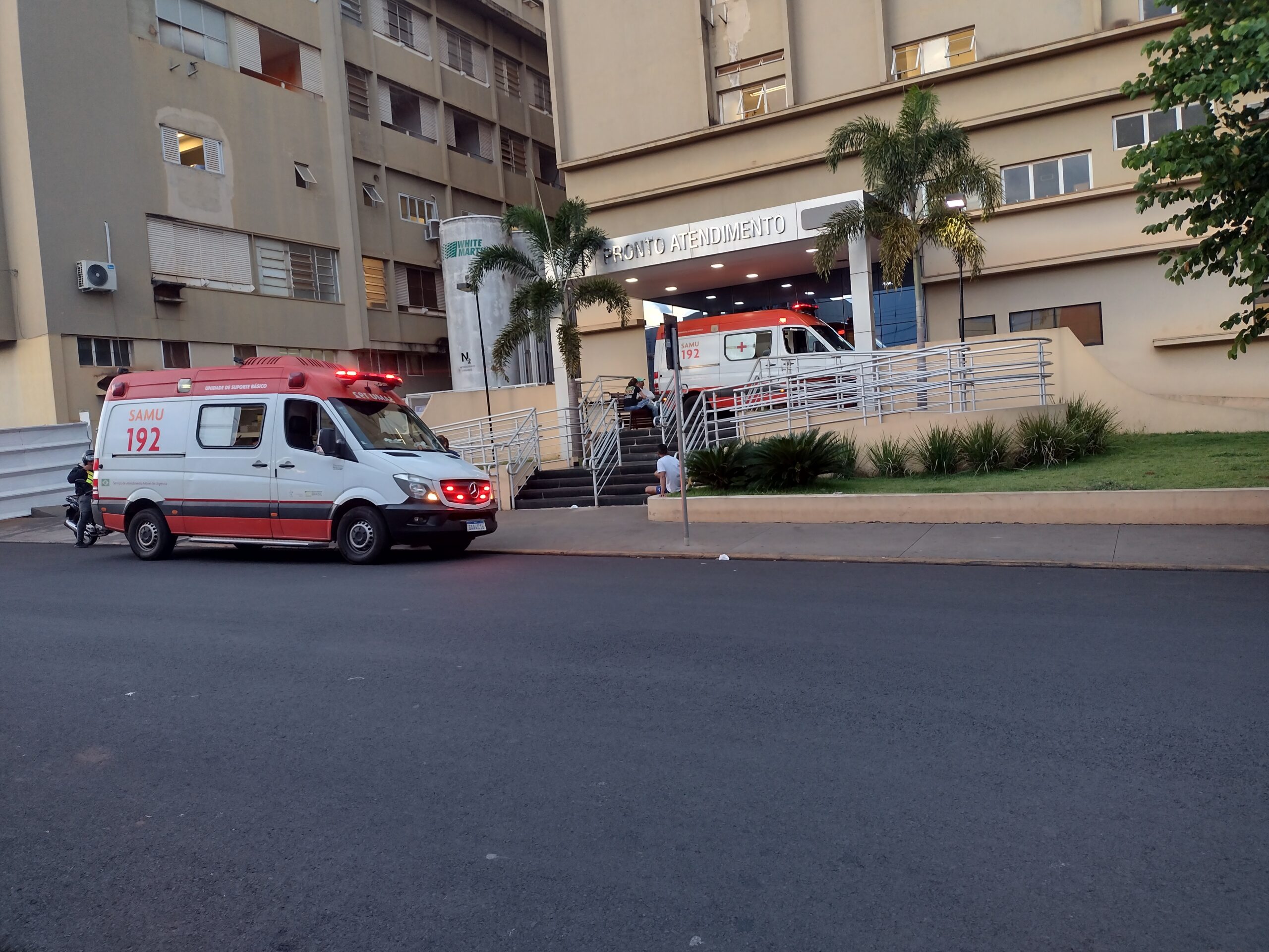 Jovem é internado com queimaduras ao atear fogo em lixo