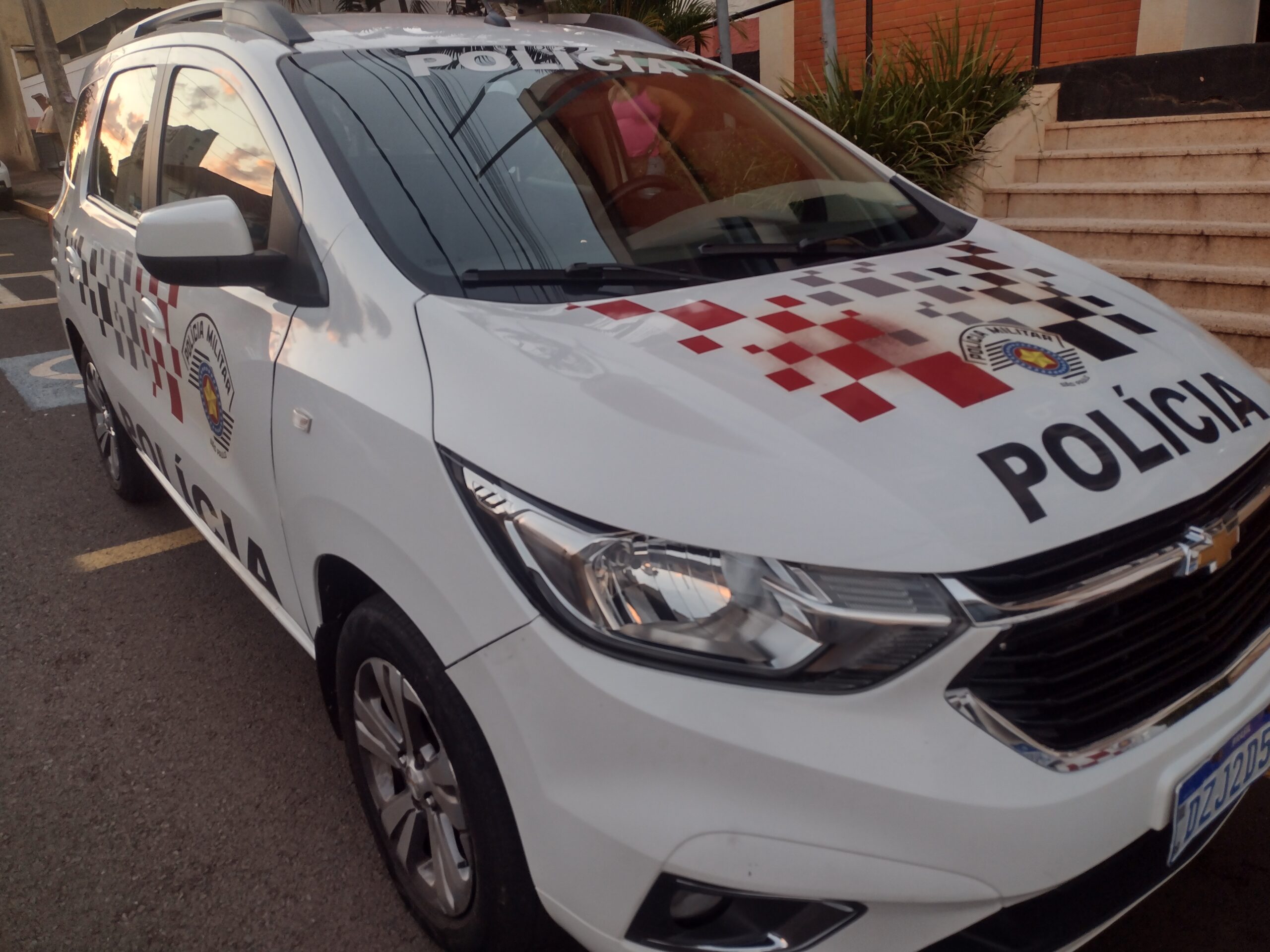 Mãe é presa após deixar filhos pequenos abandonados em apartamento