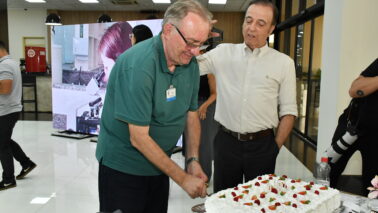Com a presença de representantes da direção do Hospital de Amor, profissionais da saúde de vários setores e da equipe do Departamento de Hemoterapia, foram comemorados, na tarde desta quinta-feira (19)