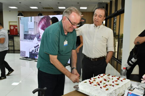 Com a presença de representantes da direção do Hospital de Amor, profissionais da saúde de vários setores e da equipe do Departamento de Hemoterapia, foram comemorados, na tarde desta quinta-feira (19)