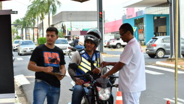 Por iniciativa do e-Club de Motociclistas do Distrito 4521, em parceria com a concessionária Honda Andrade, está sendo realizada uma Blitz Educativa com a distribuição de antenas na avenida 43 com a rua 28, ao lado da empresa.