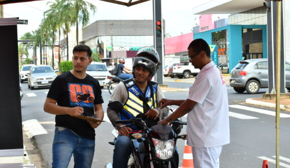 Por iniciativa do e-Club de Motociclistas do Distrito 4521, em parceria com a concessionária Honda Andrade, está sendo realizada uma Blitz Educativa com a distribuição de antenas na avenida 43 com a rua 28, ao lado da empresa.