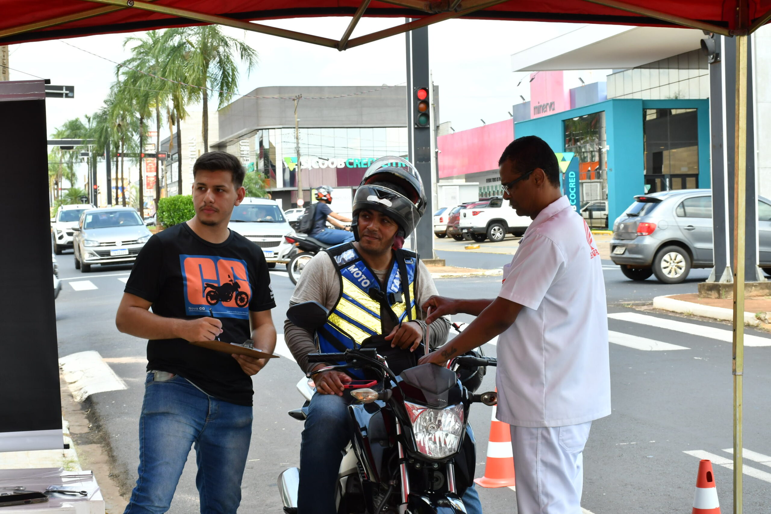 Blitz Educativa do Rotary e concessionária distribui antenas para motos