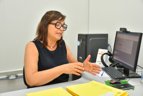 Secretária Mirka Costa dirige a rede de ensino da prefeitura de Barretos (Foto: Jânio Munhoz)