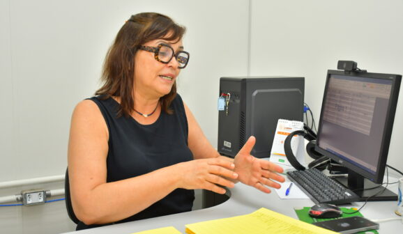 Secretária Mirka Costa dirige a rede de ensino da prefeitura de Barretos (Foto: Jânio Munhoz)