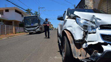 ACIDENTE COLETIVO E CAMINHONETE ACIDENTE COLETIVO E CAMINHONETE