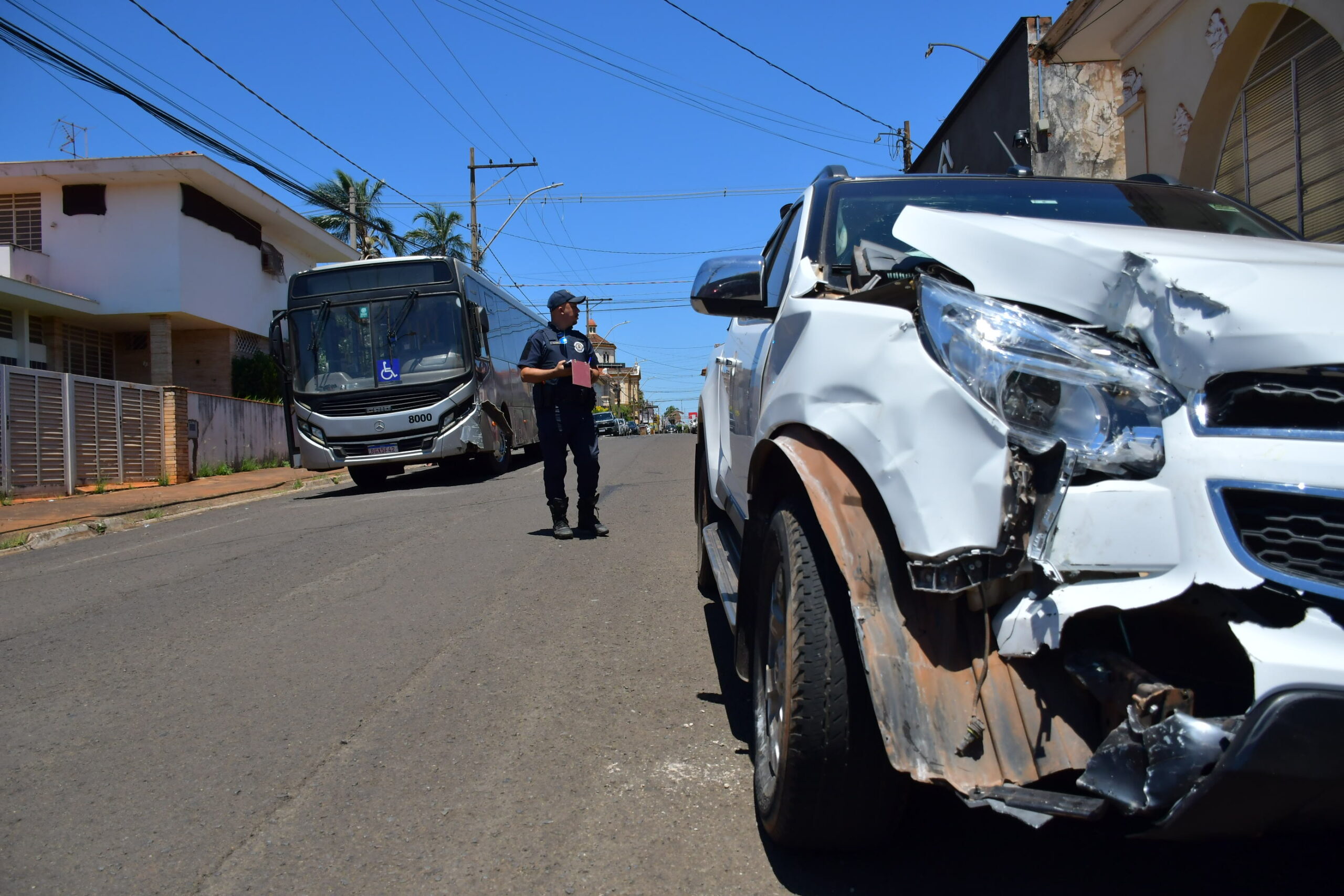 Colisão entre ônibus do transporte público e caminhonete assusta passageiros