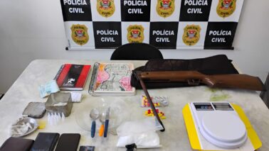 Polícia Civil apreende droga, arma e cigarros contrabandeados em Barretos (Foto: O Diário de Barretos) Polícia Civil apreende droga, arma e cigarros contrabandeados em Barretos (Foto: O Diário de Barretos)
