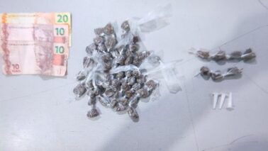 Polícia Militar detém suspeito por tráfico de entorpecentes (Foto: O Diário de Barretos) Polícia Militar detém suspeito por tráfico de entorpecentes (Foto: O Diário de Barretos)