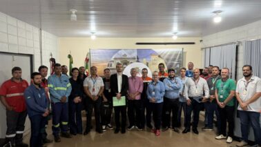 Representantes do município, empresas e Defensoria Pública no encontro realizado na prefeitura (Foto: Divulgação)