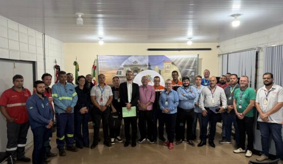 Representantes do município, empresas e Defensoria Pública no encontro realizado na prefeitura (Foto: Divulgação)