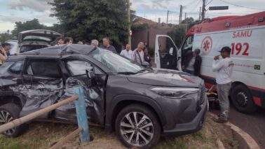 Colisão entre carro e caminhão deixa condutora ferida (Foto: O Diário de Barretos)
