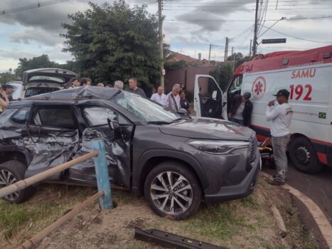 Colisão entre carro e caminhão deixa condutora ferida (Foto: O Diário de Barretos)
