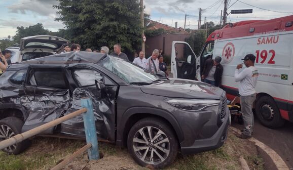Colisão entre carro e caminhão deixa condutora ferida (Foto: O Diário de Barretos)