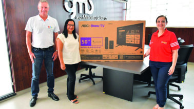 Grupo Monteiro de Barros entrega TV da promoção Final de Ano Premiado