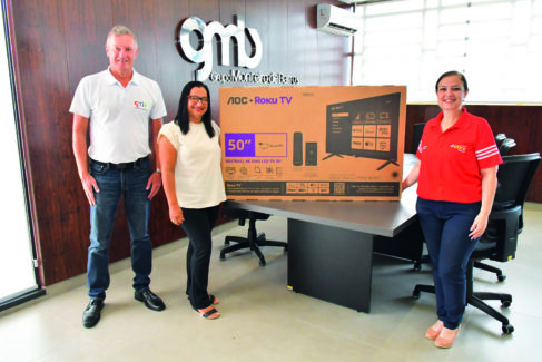 Grupo Monteiro de Barros entrega TV da promoção Final de Ano Premiado