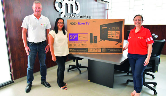 Grupo Monteiro de Barros entrega TV da promoção Final de Ano Premiado