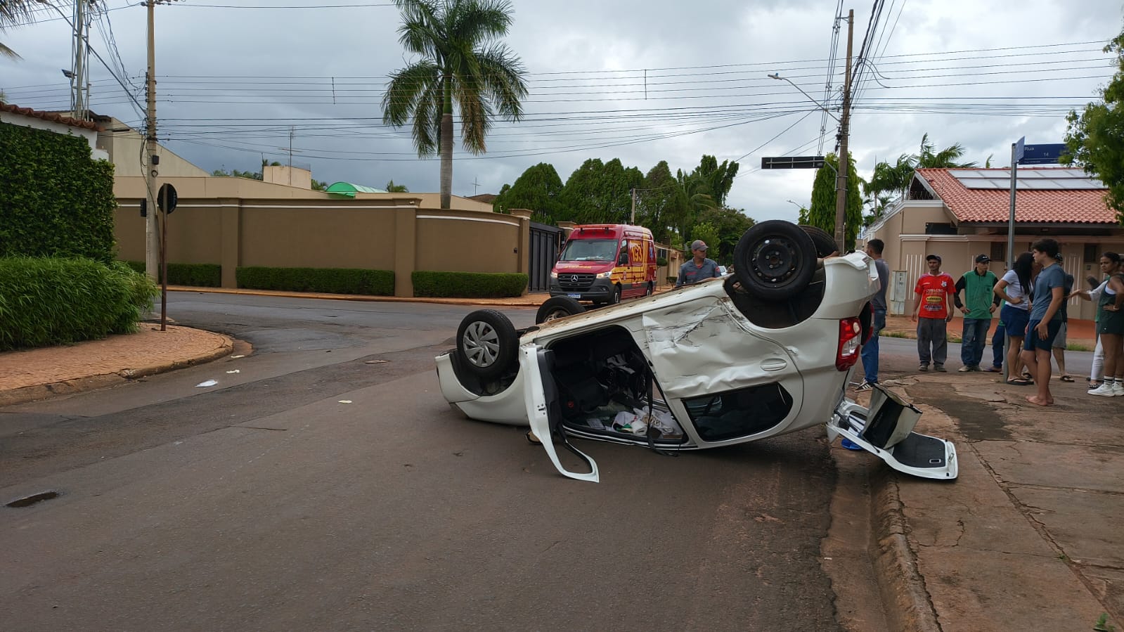 Carro capota após colidir com caminhonete em Barretos
