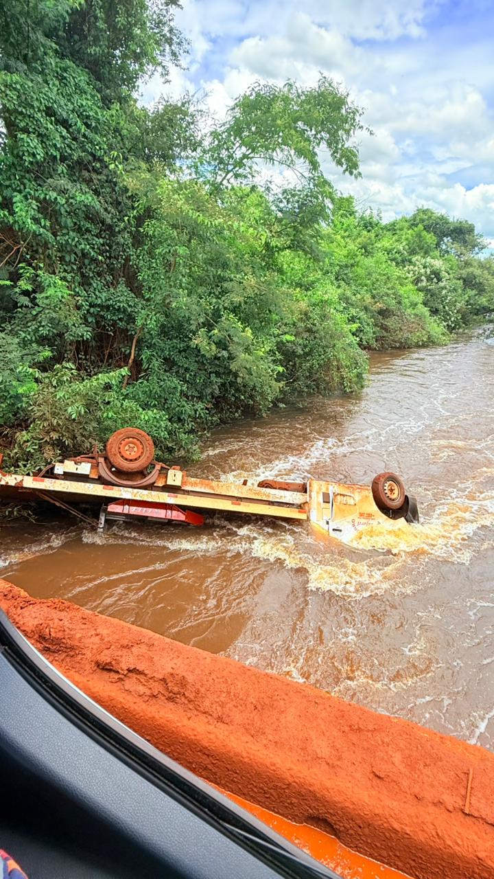 Caminhão cai em córrego na zona rural da região
