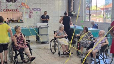 WhatsApp Image 2026-02-14 at 07.14.24 Os assistidos do Asilo da Vila dos Pobres participaram, na tarde de sexta-feira (13), de um café da tarde em ritmo de Carnaval.