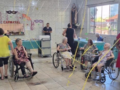 Os assistidos do Asilo da Vila dos Pobres participaram, na tarde de sexta-feira (13), de um café da tarde em ritmo de Carnaval.