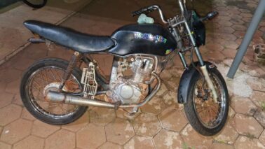 PM apreende moto com sinais identificadores adulterados (Foto: O Diário de Barretos) PM apreende moto com sinais identificadores adulterados (Foto: O Diário de Barretos)