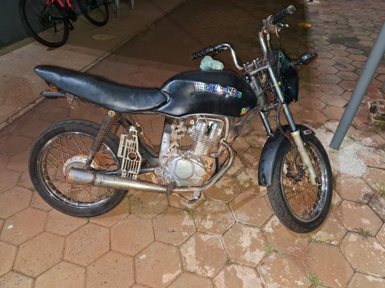 PM apreende moto com sinais identificadores adulterados