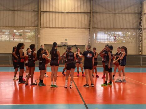 As equipes de basquete feminino das categorias Sub-14 e Sub-15 do Colégio FEB/Instituto APAB retornaram aos treinos nesta segunda-feira (23), com a treinadora Cynthia Almeida