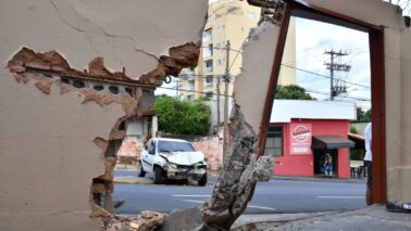 Carro derruba portão e muro de residência em Barretos (Foto: O Diário de Barretos)
