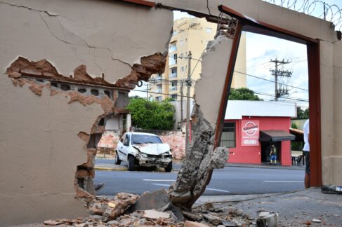 Carro derruba portão e muro de residência em Barretos (Foto: O Diário de Barretos)
