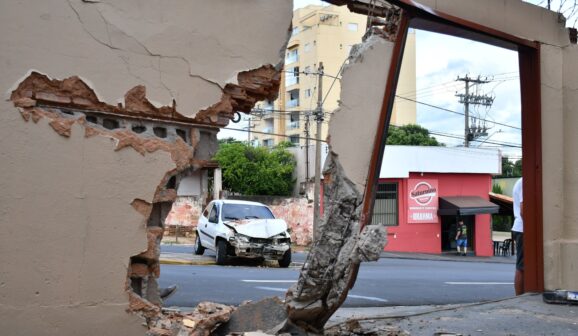 Carro derruba portão e muro de residência em Barretos (Foto: O Diário de Barretos)