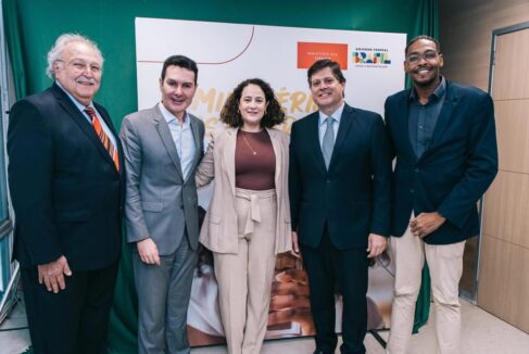 Uma comitiva de Barretos, liderada pelo vice-prefeito da Estância Turística de Barretos, Mussa Calil Neto, e pela procuradora-geral do município, Cassiane de Melo Fernandes, participou de reunião na quarta-feira (25), no Ministério das Cidades, em Brasília.