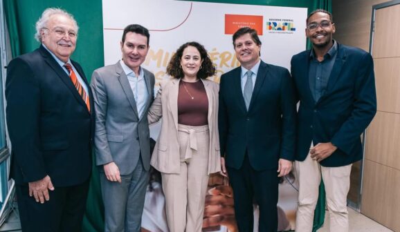 Uma comitiva de Barretos, liderada pelo vice-prefeito da Estância Turística de Barretos, Mussa Calil Neto, e pela procuradora-geral do município, Cassiane de Melo Fernandes, participou de reunião na quarta-feira (25), no Ministério das Cidades, em Brasília.