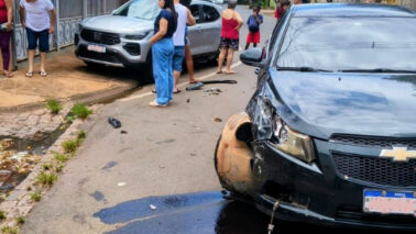 Bombeiros socorrem vítima de acidente de trânsito (Foto: O Diário de Barretos)