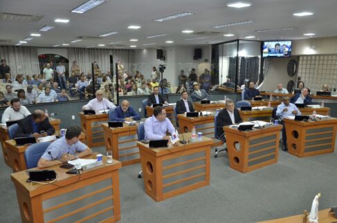 Em sessão ordinária realizada na segunda-feira (23), os vereadores aprovaram dois projetos de lei que estabelecem incentivos à inovação tecnológica para empresas que se instalarem no município