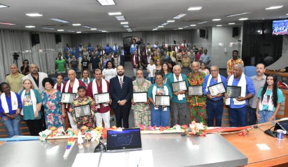 A Câmara Municipal de Barretos entregou, em sessão solene realizada na noite de quarta-feira (26), nove diplomas a integrantes das Folia de Reis.