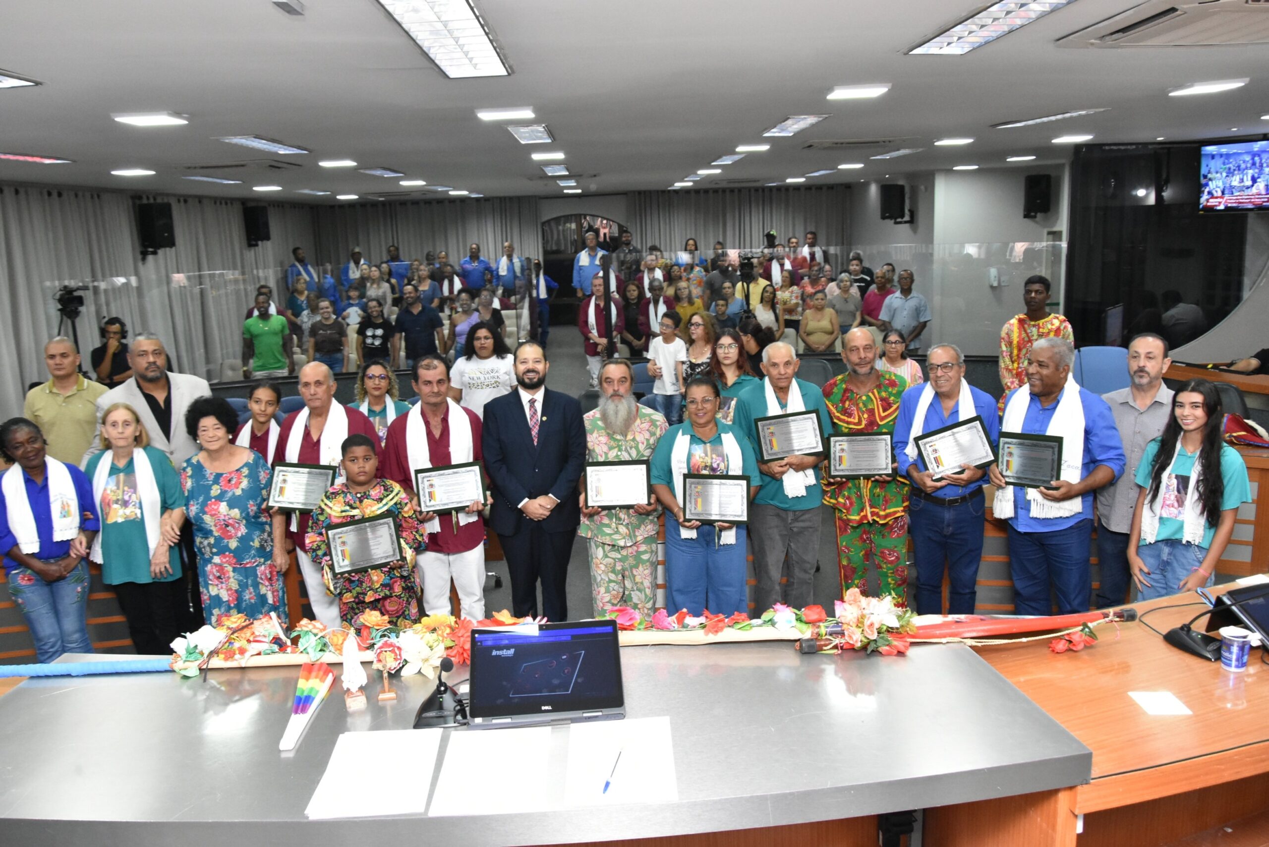 Câmara entrega nove diplomas para integrantes de Folia de Reis em sessão solene