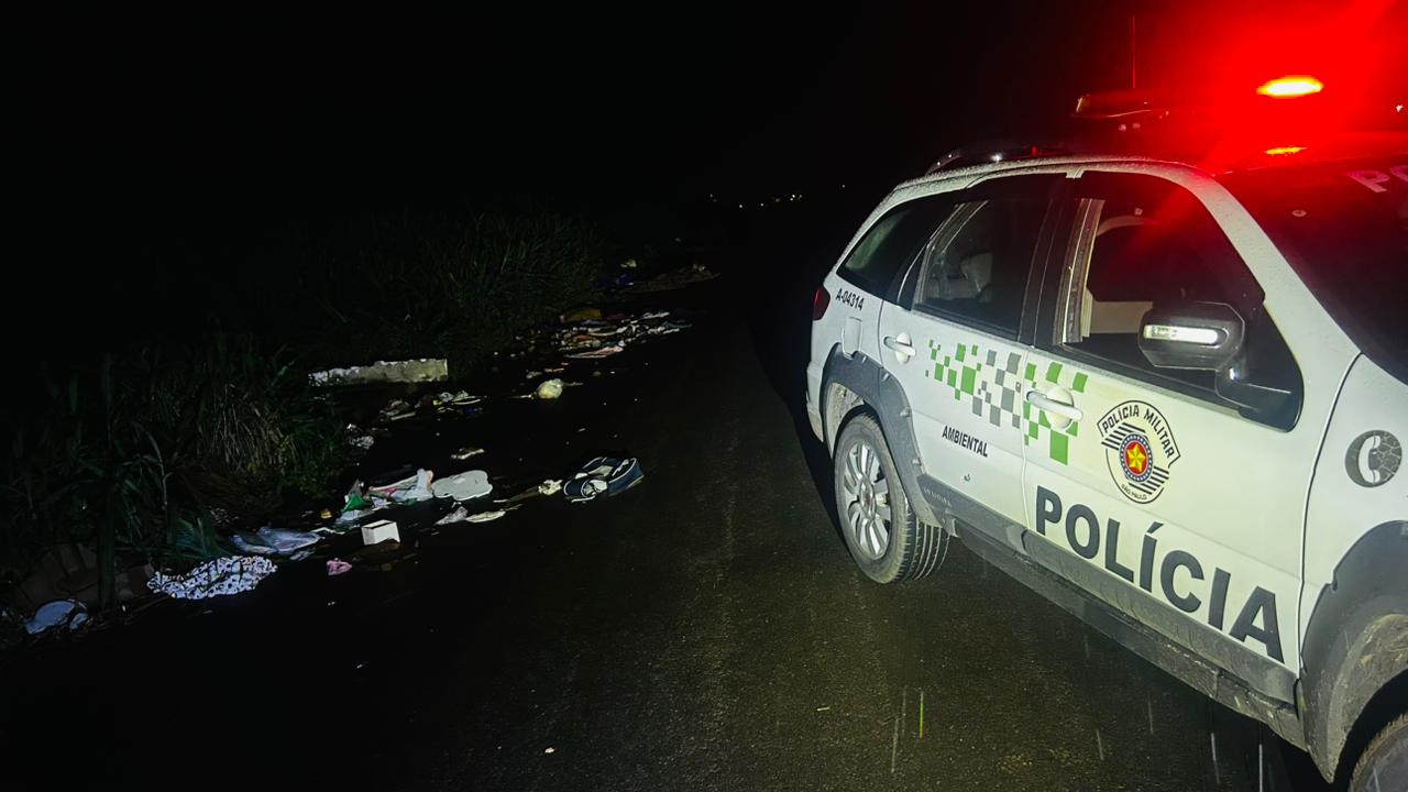PM Ambiental flagra descarte irregular de resíduos e aplica multa