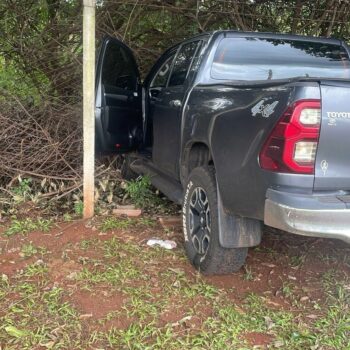 Assaltantes abandonam caminhonete após roubo em estabelecimento em Barretos (Foto: O Diário de Barretos)