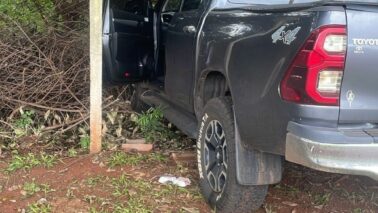 Assaltantes abandonam caminhonete após roubo em estabelecimento em Barretos (Foto: O Diário de Barretos)