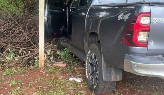 Assaltantes abandonam caminhonete após roubo em estabelecimento em Barretos (Foto: O Diário de Barretos)