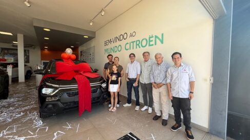 Consumidora Jaquelina recebeu o carro na concessionária Meta (Foto: Divulgação)