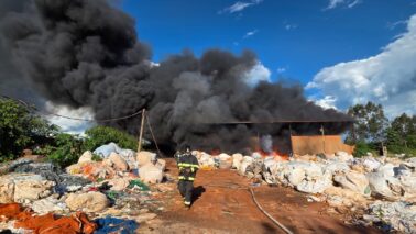 Bombeiros apagam incêndio em empresa de reciclagem no Distrito Industrial II (Foto: O Diário de Barretos)