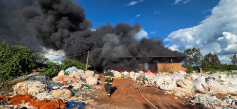 Bombeiros apagam incêndio em empresa de reciclagem no Distrito Industrial II (Foto: O Diário de Barretos)