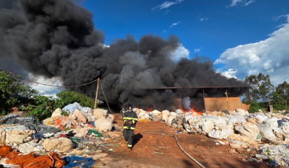 Bombeiros apagam incêndio em empresa de reciclagem no Distrito Industrial II (Foto: O Diário de Barretos)