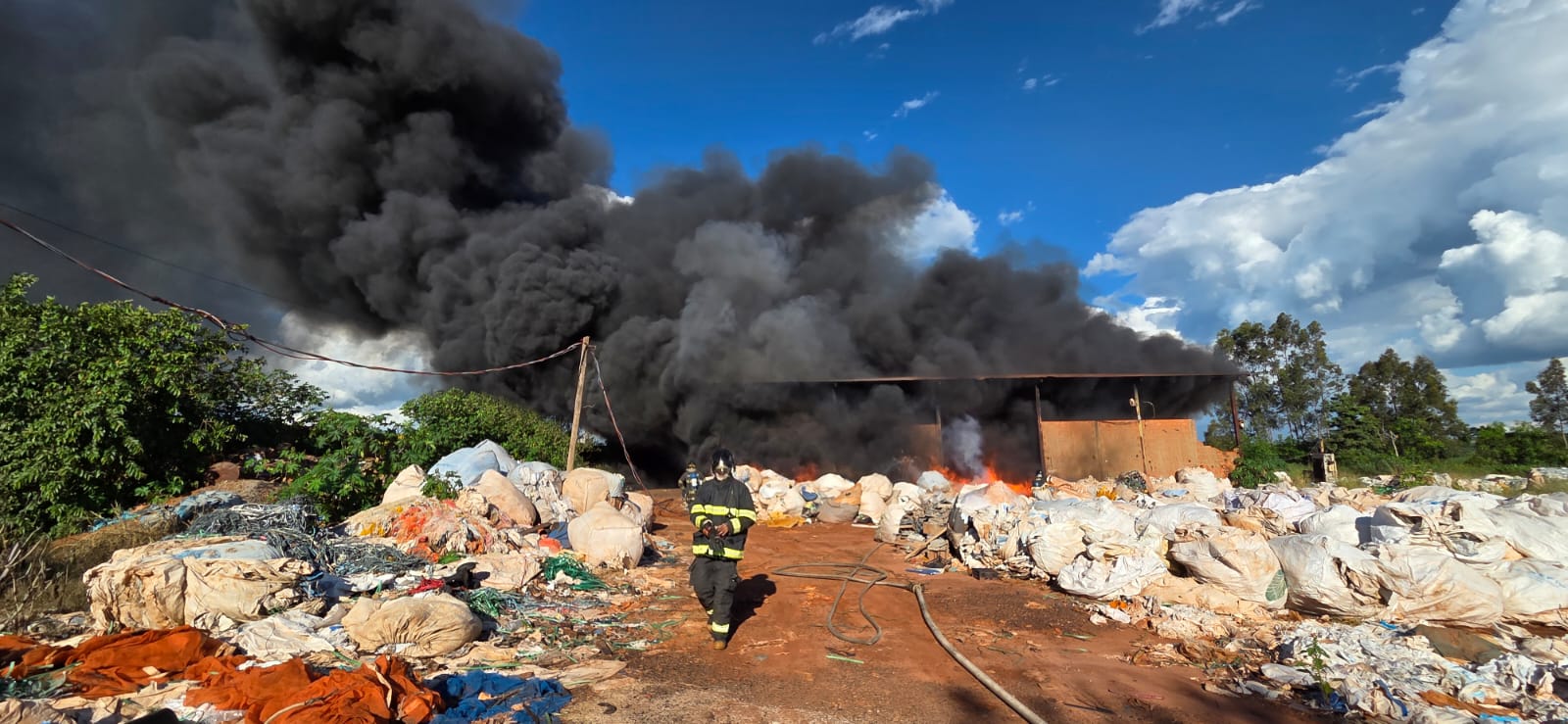 Bombeiros apagam incêndio em empresa de reciclagem no Distrito Industrial II