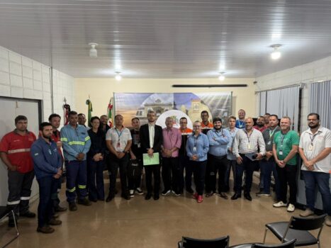 Representantes do município, empresas e Defensoria Pública no encontro realizado na prefeitura (Foto: Divulgação)